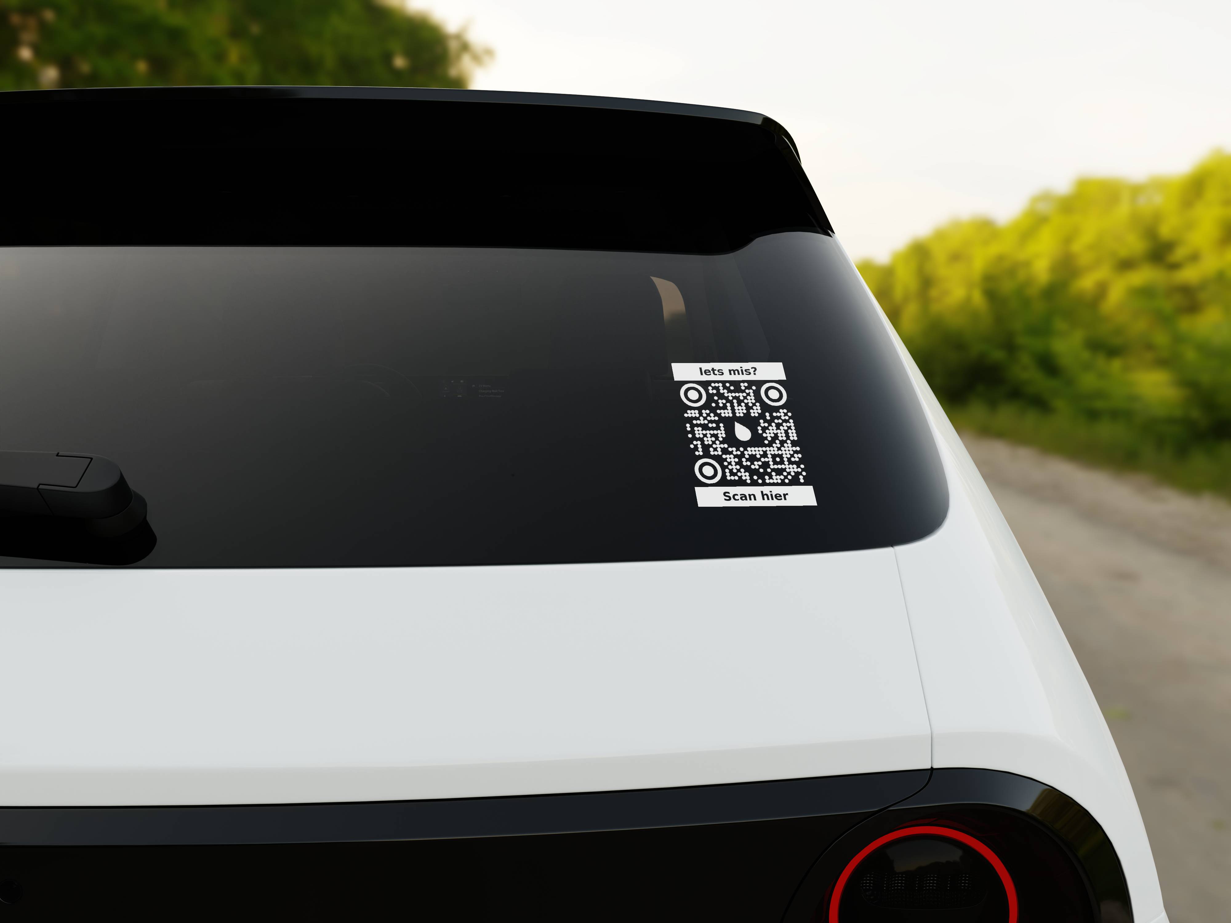 Een QR-code sticker bevestigd op een autoraam
