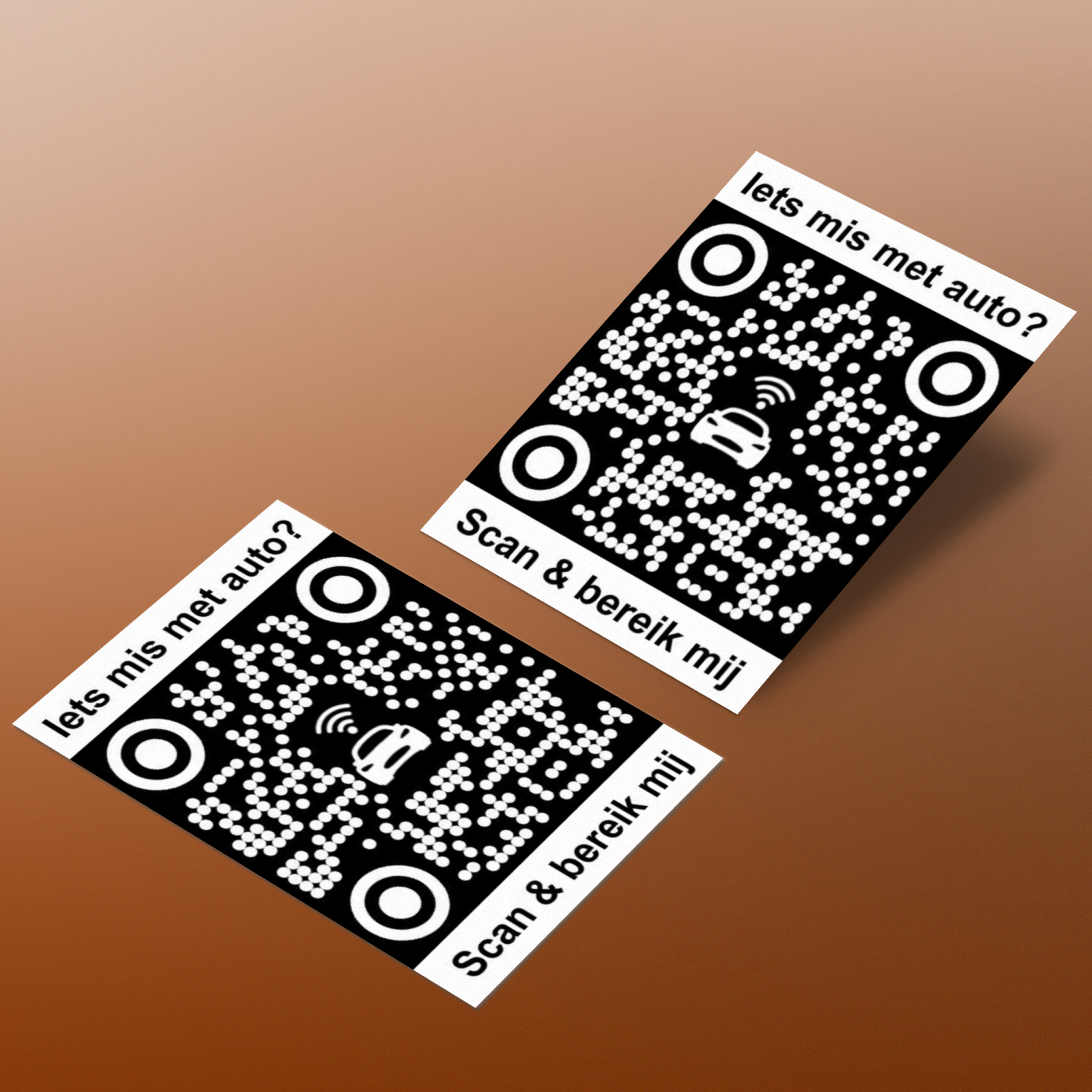 Twee fysieke QR-code stickers op een lichte ondergrond